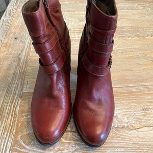 Yamaris scarlet genuine exquisite leather ankle boot. Women size 39